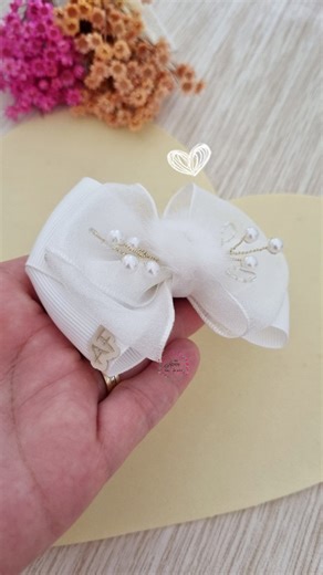 A simplicidade e delicadeza, nesse modelo. 😀 Laço cruzado, na minha opinião, é um modelo coringa. 😀 A imaginação vai fluindo sem precisar esforçar. 😍 E você, o que acha do laço cruzado? 😀 Medidas: 1 x de 43 cm / Fita 9 1 x de 40 cm Bico de Pato 5,5 cm Qualquer dúvida deixe nos comentários. 👍 😍😀🎀❤️ | Ateliê Amor em Fazer - Por Jaqueline Kelle