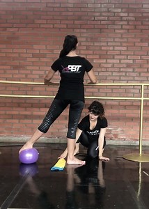 PBT workshops explain the many levels to enhance the true meaning in a Temps Levé. This fun exercise demonstrated by Michele & Coni, our PBT directors in South America, encourages the young student to strengthen supporting leg & foot. The new 2020 PBT format covers this and many more new exercises! Español ✨ Los cursos de PBT explican en varios niveles las formas de mejorar la ejecución correcta del temps leve. Este divertido ejercicio demostrado por Michele y Coni, nuestras Directoras de PBT en