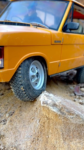That scale front tire tuck, scale scrape and rear tire squish 👌👌👌#scalerc #scalemodel #rccrawler #landrover #rangerover #classic | RC Jono