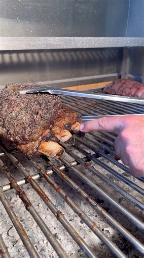 Dino Beef Ribs Tutorial 🔥 . . . #instafood #foodlover #grill #openfirecooking #outdoorcooking #steak #meat #foodstagram #foodie #meatlover #alfrugoni #smoke #smoking #bbq #viral #sanantonio #friends #texas #texaslife #texasbbq #asado #ribs #dinoribs | Al Frugoni