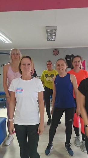 Chorujesz w czerwcu? Nie pozwól, by choroba pokrzyżowała Twoje plany treningowe w FDF! Czerwiec to czas na słońce, aktywność na świeżym powietrzu i... niestety, czasem również na niespodziewane infekcje 🤒😷 Jeśli dopadło Cię choróbsko, pamiętaj, że odpowiednie zadbanie o siebie jest kluczowe, by szybko wrócić do formy i nie musieć rezygnować z treningów w FDF! Co możesz zrobić? ✅️ Odpoczywaj: To podstawa! Daj swojemu organizmowi czas na regenerację. Sen to najlepsze lekarstwo. ✅️ Nawadniaj się: