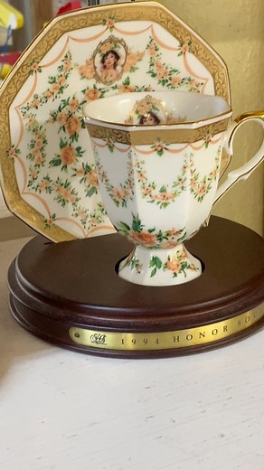 How fun are these tea cups? Which Tea Cup Would You Pick? #TeaCups #VintageTeaCups #TeaTime #TeacupCollection #PrettyTeaCups #ChinaTeaCups #TeaLovers #TeaSetLove #AfternoonTea #TeacupAddict #ThriftedTreasures #VintageFinds | Smiley finds