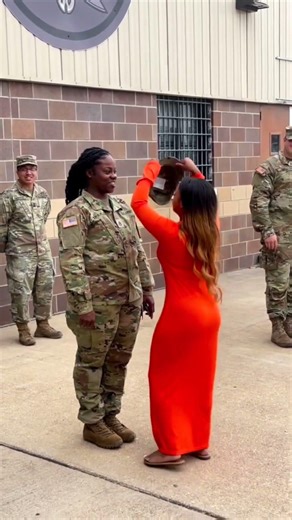 She found an old friend! ! 😯