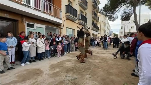 🔥 FESTES DE SANT ANTONI 2026 CALA RAJADA - 24 i 25 de gener. Missa solemne a l'església de Cala Rajada. Recollida dels Obrers a l'església, acompanyats de la Banda de Música de Capdepera. Sortida de la cavalcada i beneïdes. Concentració a l'església, cant de la codolada i vinet per als assistents. Venda de l'argument i sorteig d'una porcella 🔥 Visca Sant Antoni | Ajuntament de Capdepera