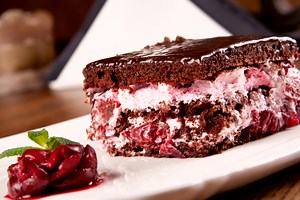 Slična kao ŠVARCVALD, ali još lakša za pripremu: Preukusna torta s višnjama i tri kremasta sloja (bez rerne)