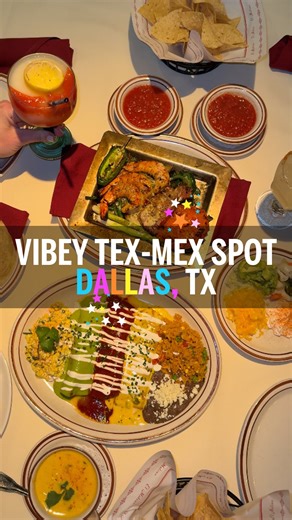 ✨🌶️ NEW VIBEY TEX-MEX DATE NIGHT SPOT IN DALLAS // NO KIDS UNDER 12 DRESS CODE 🔥✨ #DallasLoveList // Meet your new go-to date night restaurant.💕 @elmolinofajitas is an upscale, Mexico City–inspired spot with a moody, intimate vibe — and yes, no kids under 12, so it’s perfect for a night out. It opened last fall and truly feels like a little Mexico City nightlife moment right here in Dallas. Come for the flaming frozen margaritas, stay for the wood-smoked sizzling fajitas, colorful enchiladas,