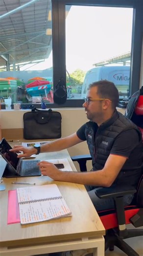 🎥 Vis ma vie avec Pierre, commercial chez Migaud ! Ce matin, on a embarqué avec lui pour découvrir son quotidien sur le terrain : entre rencontres clients, conseils techniques et bonne humeur, pas le temps de s’ennuyer 😎🚜 👉 Et vous, quel autre métier voudriez-vous découvrir lors d’un prochain épisode ? #VisMaVie #Migaud #Agriculture #CommercialTerrain | Migaud SAS