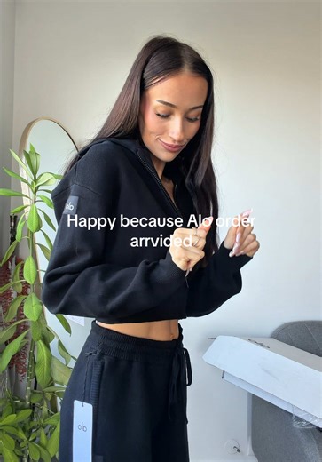 Wełniano kaszmirowy sweterek to totalna topka 🥹🩷 @alo #alohaul #aloyoga #haul Alo Yoga Alo haul