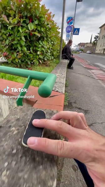 The behind the scenes struggle of street fingerboarding 👇🛹 #fingerboard #fingerboarding #skateboard #skateboaridng