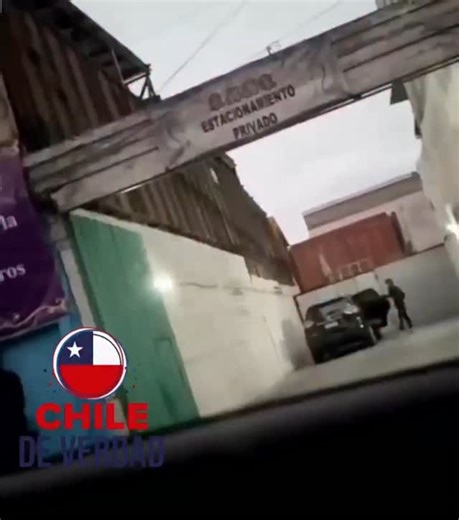 Este video muestro el modus operandis que utilizan para asaltar a personas en Iquique. El hecho ocurrió en el estacionamiento del restaurante Tung Guing de comida china, ubicado en la calle Amunátegui, entre Tarapacá y Thompson. Dos personas encapuchadas esperan a que el dueño del vehículo esté distraído y tenga el auto abierto para asaltarlos, luego de quitarle sus pertenencias escapan en un carro Mazda. #ChileDeVerdad #Inseguridad #Carabineros #Robo #Delito #Iquique | Chile de Verdad