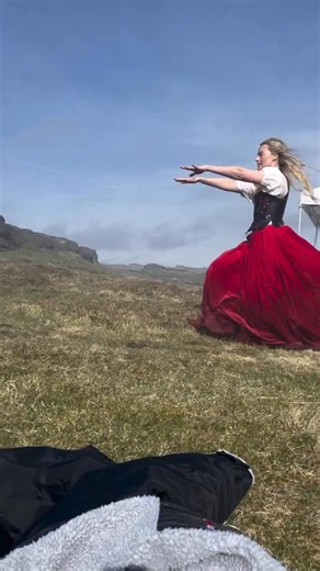 A new behind-the-scenes clip of Margot Robbie has emerged from the windy moors of Yorkshire. Because apparently, there’s no better way celebrate the end of filming than by dancing to Kate Bush’s iconic song, ‘Wuthering Heights’. Credit: William Conacher | ELLE Australia
