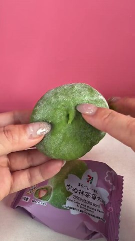 セブンのまるごと一粒宇治抹茶苺大福レビュー