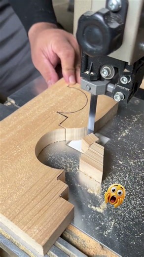 Pattern cutting skills with a bandsaw machine #woodworking #wood #diy