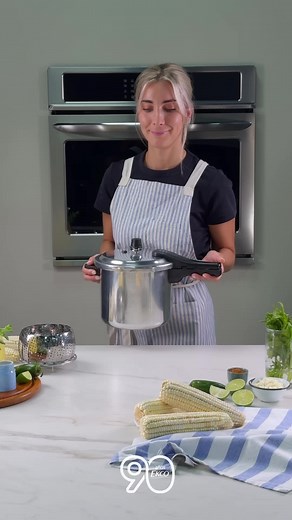 ¡Aprende a utilizar tu Olla Express Ekco en este video... y de paso aprende a preparar unos Esquites! 😉🌽 Una deliciosa guarnicion o botana en tiempo record 🔥⏱ ¡Comenta si quieres la receta completa de los Esquites! 😉 Encuentra tu Olla Express Ekco en Mercado Libre o en Amazon.com 🔥 @mercadolibre.mex👉 https://bit.ly/3zNfKAU @amazonmex👉 https://amzn.to/3Lma3wo #ollaexpréss #recetafacil #recetasrapidas #Ekco90Años #EsMomentoDeCelebrar#EKCO #HaciendoEkco #cocinacasera