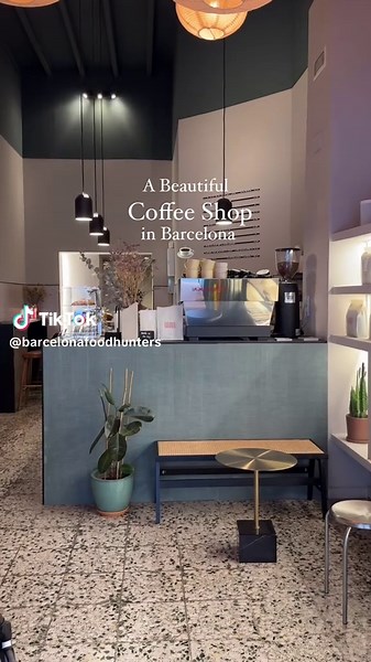 A contemporary spot with a fresh, cozy feel and coffee you’ll love. Coffee Shop (€) 📍Chromatic Café Carrer de les Carolines, 26, Gràcia, 08012 Barcelona #chromaticcafe #coffee #coffeeshop #espresso #barcelonafoodhunters