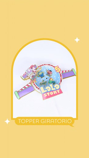 ¿Querés hacer topper de torta mágicos, increíbles y unicos? 🌈¡dale vida a tus topper con esta master! ✨ ⚡En esta masterclass te voy a enseñar desde 0 y paso a paso a realizar un Topper de torta con mecanismo giratorio interno Vas a aprender: ✅A diseñar un Topper de torta con mecanismo giratorio interno en canva, photoshop e ilustrador. ✅El armado paso a paso. ✅Los materiales, herramientas y papeles que vamos a usar. ❌NO usamos plotter de corte, los moldes NO estan preparados para ser cortados c