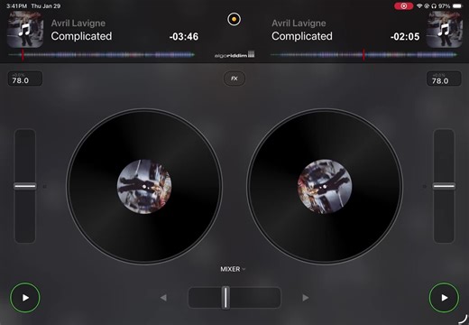 Avril Lavigne's Overlapping Audios in DJ Mixing