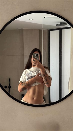 Laura Spohr | Ta super cops sportive 👯‍♀️ on Instagram: "petit recap avec mes conseils ⤵️ tu fais 4 séries pour chaque exercice 👀 ✨45sec de planche (30sec de repos) 👉🏻 pense à aligner tes épaules avec tes coudes et à rentrer les fesses ✨10 à 15 reps de crunch inversé (45sec de repos) 👉🏻 ne prend pas d’élan, sinon c’est trop facile ! contrôle le mouvement lentement du début à la fin ✨8 à 10 reps par jambes au dead bug (1 min de repos) 👉🏻 ne courbe surtout pas le dos, essaye de le garder l