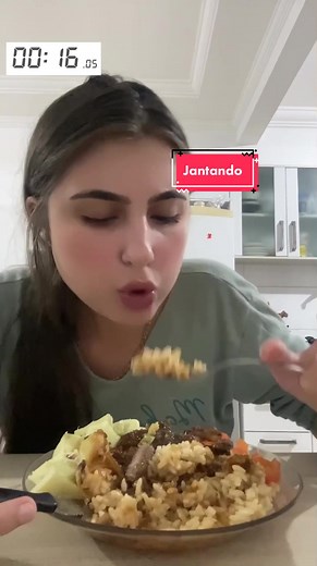 Alana Gelmi Comendo um Delicioso Prato de Comida