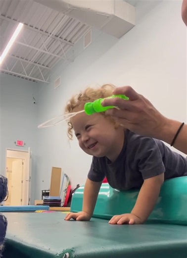🚨TWO FOR ONE 🚨 Supported quadruped positioning to work on proximal trunk, cervical and upper body strengthening. Add some bubbles to not only make it more fun, but to work on oral motor strengthening via lip closure! #morethanagym #pedipt #pediatricpt #physicaltherapy #pediatricphysicaltherapy