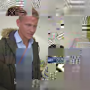 This budgie is brought in for a suspected broken claw. Dr Scott Miller will have to put the tiny pet under anaesthetic to find out what's wrong, and that doesn't come without risks. | Vet On The Hill