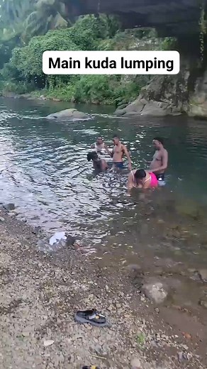 Selain di darat, Main kuda lumping juga bisa dilakukan di air😅 #jangkauanluas #fypviral #sorotansemuaorang #reelsfbpro | Pak Satya