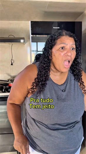 Apertando a tampa do refrigerante