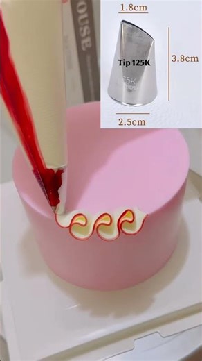 How to get perfect two-tone ruffles on your cakes#piping #cakedecorating #buttercream #easybaking