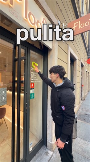 FLOOF on Instagram: "Cosa stai facendo?! 😡🧼 “Beh, visto che era sporco gli sto dando una pulita.” Beh grazie… allora già che ci sei ti offriamo i nostri Fluffy Pancake gusto Dubai Chocolate, totalmente senza glutine e senza lattosio. Veniteci a trovare nella nostra nuova location nel cuore di Torino. Solo da FLOOF. 📍Via Carlo Alberto 11, Torino #fluffy #floof #flufftorino #fluffypancakes #dubaichocolate #glutenfree #lactosefree #senzaGlutine #senzalattosio #torinofood #torinofoodguide #brunch