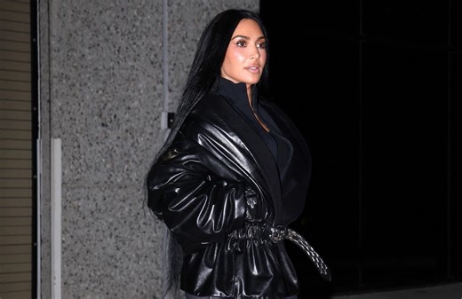 En legging et sneakerina, Kim Kardashian ose un combo mode controversé (mais qui fonctionne) - Elle