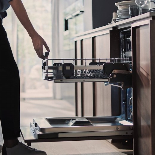 Our award winning ComfortLift Dishwasher is officially the first of its kind! Enjoy easy access to the lower rack so that you can conveniently load and unload your dishes, thanks to the effortless ComfortLift gliding technology. غسالة الصحون كومفورت ليفت - الحائزة على جائزة - هي الأولى من نوعها عالمياً ! تتميز بسهولة الوصول إلى الرف السفلي، بحيث يمكنك تحميل وتفريغ الأطباق، وذلك بفضل تقنية كومفورت ليفت. #ElectroluxArabia #ComfortLiftDishwasher #SwedishThinkingBetterLiving | Electrolux