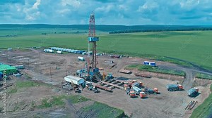 Drilling rig for oil well drilling. Equipment for drilling an oil and gas well. Stock Video