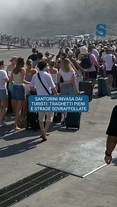 157K views · 62 reactions | Strade sovraffollate e file infinite: Santorini fa i conti con l’overtourism. Come altre destinazioni turistiche, l’isola greca vuole imporre un tetto alle navi da crociera che attraccano, portando milioni di visitatori. Per il sindaco, bisogna “porre dei limiti se non vogliamo sprofondare nel turismo di massa”. E un consigliere comunale ha invitato i residenti a non uscire. Video: Victor Karayannis #santorini #overtourism #estate | La Stampa | Facebook