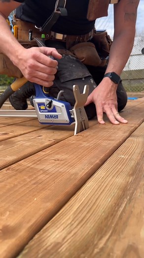 QUICK-LIFT™ Construction Jacks "push deck boards together beautifully!" - @remarkableworks Show us how you're using the QUICK-LIFT Construction Jack to help with your summer projects. 🎥: @remarkableworks Les vérins de construction QUICK-LIFT™ « pressent superbement bien les planches! » - @remarkableworks Montrez-nous comment vous utilisez le vérin de construction QUICK-LIFT pour vous aider dans vos projets d’été. | Irwin Tools