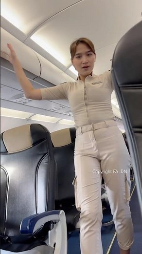 Pramugari cantik cek penumpang sebelum take off