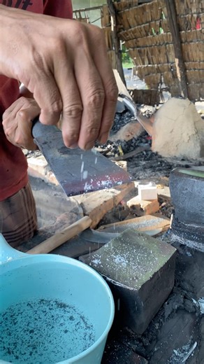 Wow how to gilde using diamond powder #medievalblacksmith #amazing #satisfying #skills