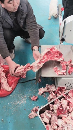 butcher cutting cows meat through cutting machine #cuttingskills #cuttingmachine #cow #shorts