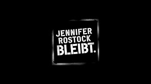 EY! Überraschung! Wir nehmen eine neue Live DVD auf. Diese hört auf den Namen „JENNIFER ROSTOCK BLEIBT.“ und bannt diese unfassbare Best Of Tour bis in alle Ewigkeit auf Zelluloid. Oder eben Blu Ray. Oder DVD. Oder Pixel. Digital gibt‘s das Paket ab heute vorzubestellen, in allen anderen Varianten ab Montag! Keine Boxen, kein Bullshit. 100% echte Gefühle. Traut euch: https://jenniferrostock.lnk.to/bleibt | Jennifer Rostock