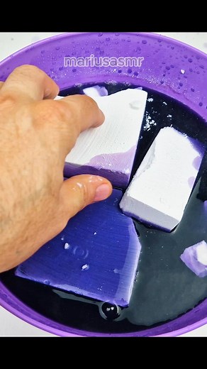 Chalk dyeing ASMR sizzles #satisfying #asmrsounds #gymchalkasmr #sizzles #mariusasmr | Marius ASMR