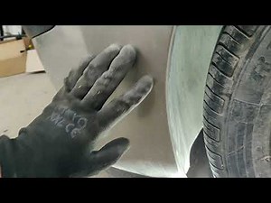 Where is the horn located in the Peugeot 207?