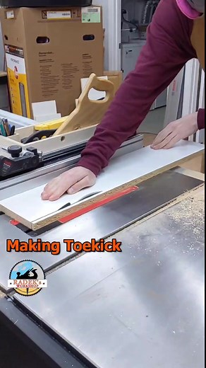 This is how I make toekicks for the cabinets #woodworking #woodshop #woodcraft #workshop #maker #marcenaria #carpinteria