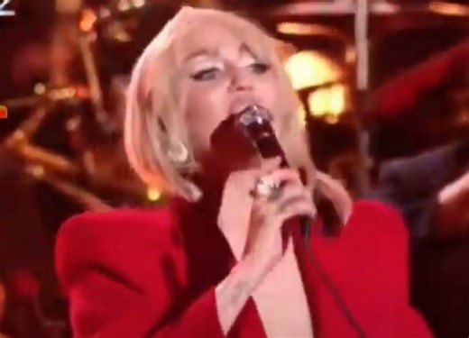 Miley Smoothly Handles a Wardrobe Malfunction