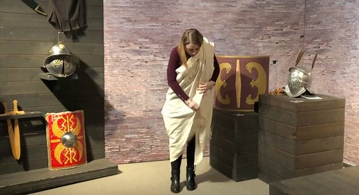 2.7K views · 37 reactions | Da ihr uns in den #Osterferien leider nicht besuchen könnt, bringen wir ein bisschen Gladiatoren Feeling zu euch nach hause⚔️ Wir erklären euch in der #Sonderausstellung, wie man eine Toga bindet. Dafür braucht ihr nur ein weißes Bettlaken. Zeigt her eure Verkleidungskünste!  https://youtu.be/bEyNY-6MuMY | Neanderthal Museum | Facebook