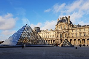 Paris: Des militants de Dernière Rénovation recouvrent de peinture orange la Pyramide du Louvre pour obtenir un grand plan de rénovation thermique. Et ils pensent vraiment qu'ils vont l'obtenir avec ces actions ?