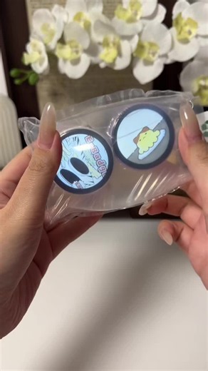 ¡YA BASTA! ¡¡Esto está demasiadooo tierno!! porque wym puedo poner cualquier foto / video / gif, etc., aquí y llevarlo conmigo a todos lados #badge #sanrio #sailormoon #bagcharm #summerwi