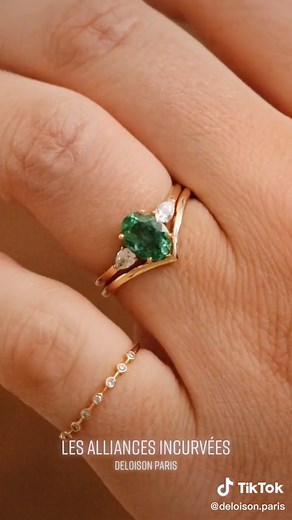 🌈 LES ALLIANCES PARFAITES Parce que cela nous tient à cœur que votre alliance match parfaitement avec votre bague de fiançailles ⚡️ Découvrez notre collection d’alliances incurvées ! #deloison #deloisonparis #alliances #bague #mariage #madeinfrance #or #diamant #saphir #bijoux #amour #tiktok #jewel #jewellery #love #wedding #ring #diamond #engagement #proposal