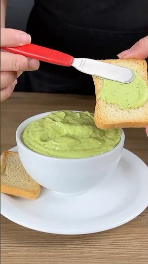 Quick & Creamy Avocado Yogurt Dip 🥑🌿 #AvocadoDip #HealthyRecipes #Dips