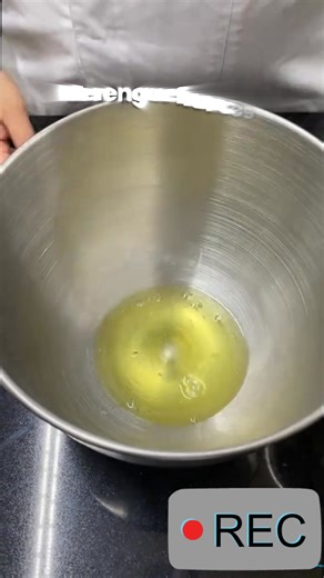 Hoy te traigo la verdad detrás de los 3 merengues más usados en repostería: francés, suizo e italiano. Descubre para qué sirve cada uno y cuál podría convertirse en tu favorito. Si sientes que hacer merengue es difícil, este video te va a quitar el miedo y vas a entender cómo dominarlo sin fallar. 🍰 Guarda y comparte este video para cuando vayas a preparar el tuyo. #Repostería #Merengue #TipsDeRepostería #PasteleríaCreativa #ReposterasUnidas | Chef caro bienestar