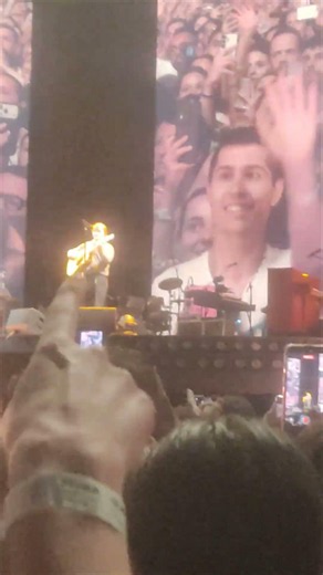 Lewis Capaldi canta Someone You Loved