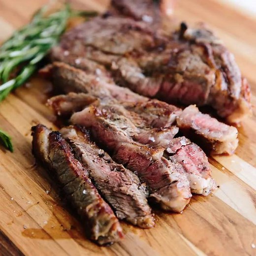 This is the easiest way to pull off a perfect steak dinner. Bookmark it: https://trib.al/aTc0MPn | The Kitchn